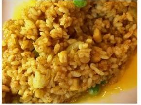 将彩豆入锅加油、加咖喱块炒香，加米饭，炒到米饭成颗状，关火。