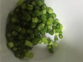 将蒜苔切丁
