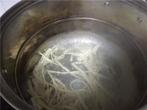 将切好的豆皮放入煮沸的锅中煮2-3分钟，然后捞出