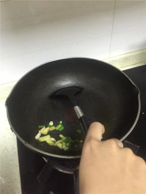锅里倒入橄榄油，加热，放入葱姜蒜爆香