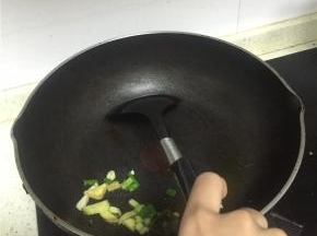 锅里倒入橄榄油，加热，放入葱姜蒜爆香