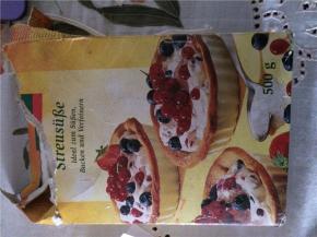 将糖粉均匀的拌在蔬菜里，多拌一会儿，加入白醋