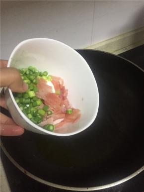 加入肉片，翻炒至变色