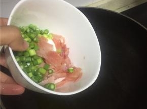 加入肉片，翻炒至变色