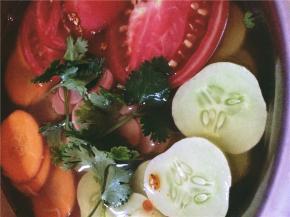 放进冰箱，半小时后，取出加入香菜。