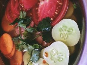 放进冰箱，半小时后，取出加入香菜。