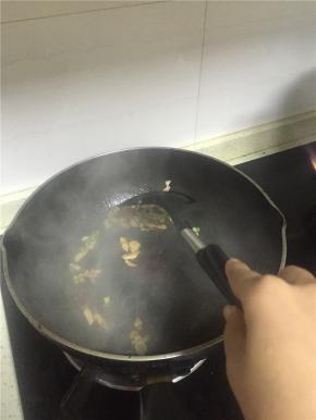 加入鲜酱油、料酒、盐翻炒2-3分钟