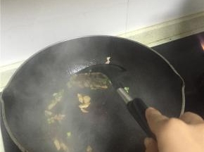 加入鲜酱油、料酒、盐翻炒2-3分钟