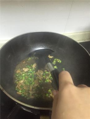 加入蒜苔，翻炒1-2分钟