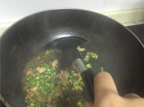加入蒜苔，翻炒1-2分钟