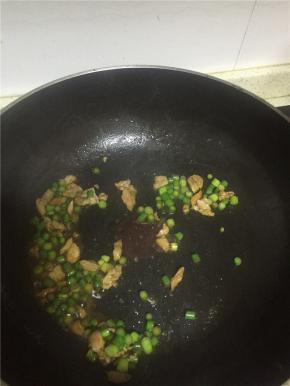 加入少量的水，再翻炒入味