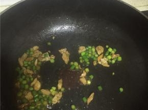 加入少量的水，再翻炒入味