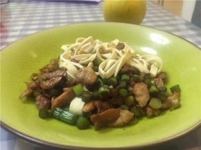 盖在焯好水的豆腐皮上，拌匀后即可以食用