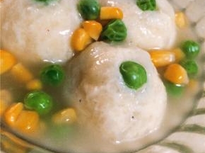 将芡汁浇在丸子和彩豆上，即可食用。