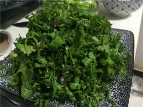 准备好荠菜，采摘干净，切段