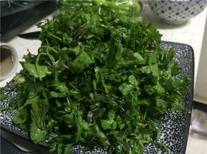 准备好荠菜，采摘干净，切段