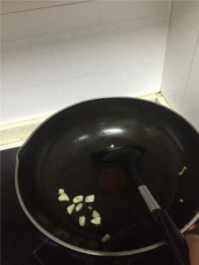 将大蒜头洗干净切碎，在锅里加入少量的橄榄油，烧热，将蒜头放入爆炒，爆香