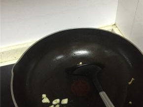 将大蒜头洗干净切碎，在锅里加入少量的橄榄油，烧热，将蒜头放入爆炒，爆香
