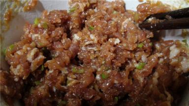 将肉馅加入酱油、料酒、葱末，搅拌均匀。