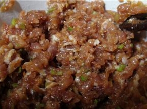 将肉馅加入酱油、料酒、葱末，搅拌均匀。