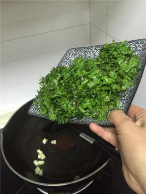 加入荠菜翻炒1-2分钟