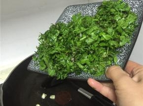加入荠菜翻炒1-2分钟