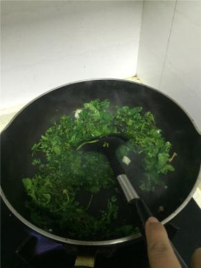 倒入少量水、少许盐，继续翻炒，直至荠菜软熟，大约5分钟