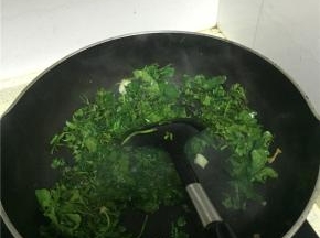 倒入少量水、少许盐，继续翻炒，直至荠菜软熟，大约5分钟