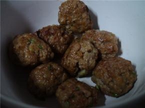 将香菇和青菜放在肉馅里，团成丸子状，入锅煎熟。（一定要小火，这样才酥）