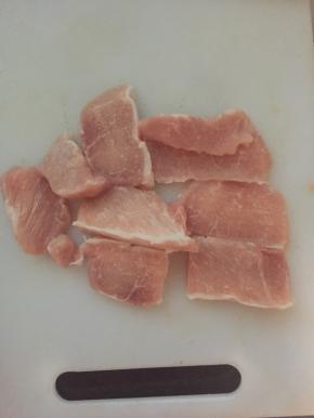 里脊肉切片，厚约2-3毫米，不要太薄，放盐、料酒腌制一下