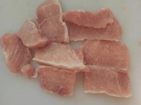 里脊肉切片，厚约2-3毫米，不要太薄，放盐、料酒腌制一下