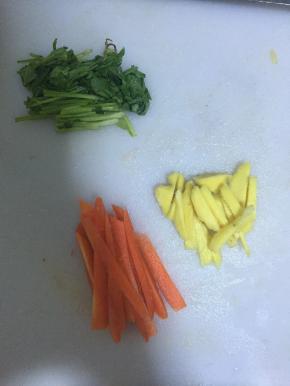 姜、胡萝卜切细丝，香菜切断待用