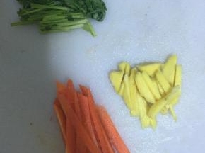 姜、胡萝卜切细丝，香菜切断待用