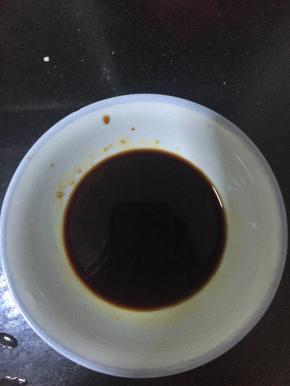.糖、盐、醋、酱油调成酱汁待用