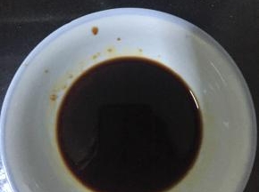 .糖、盐、醋、酱油调成酱汁待用