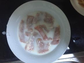 里脊肉放入淀粉糊里抓均待用