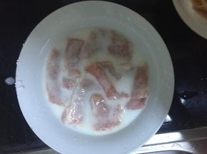 里脊肉放入淀粉糊里抓均待用