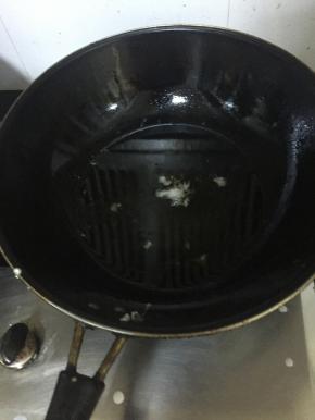 油勺七成热，下入蘸匀的肉片，炸至外面稍硬捞出，油再次烧至八成热，下入肉片炸至金黄色。