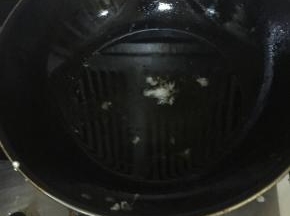 油勺七成热，下入蘸匀的肉片，炸至外面稍硬捞出，油再次烧至八成热，下入肉片炸至金黄色。