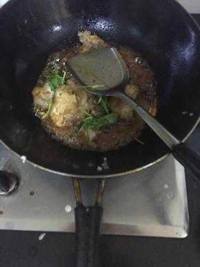 .锅中留少许底油，放入姜、香菜、胡萝卜丝翻炒均匀，淋入调汁，大火快速翻炒出锅即可，