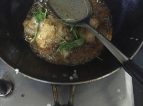 .锅中留少许底油，放入姜、香菜、胡萝卜丝翻炒均匀，淋入调汁，大火快速翻炒出锅即可，