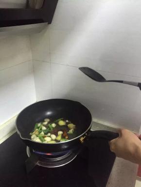 锅内加入食用油若干，可根据个人喜欢增减。放入葱姜蒜等爆香