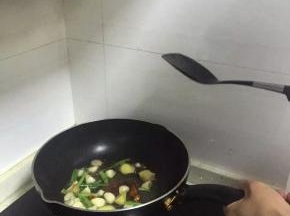 锅内加入食用油若干，可根据个人喜欢增减。放入葱姜蒜等爆香