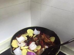 放入小龙虾翻炒5分钟左右，在加入洋葱、土豆等辅料翻炒5分钟