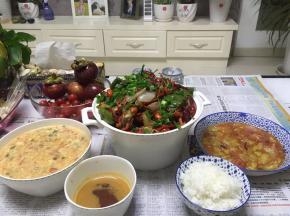 大火收汁，依口味加入十三香，出锅，撒上葱花作为装饰。