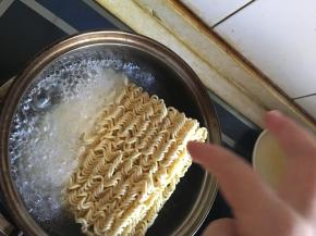 水煮开后下入面饼，