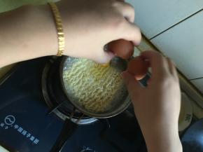 盖上盖约煮3分半钟敲入鸡蛋，