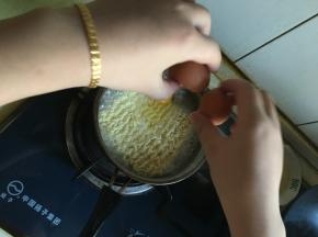 盖上盖约煮3分半钟敲入鸡蛋，