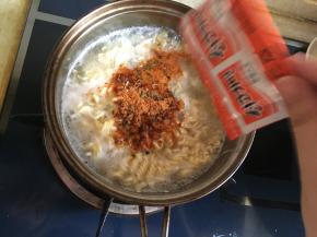 半分钟后加入调料包