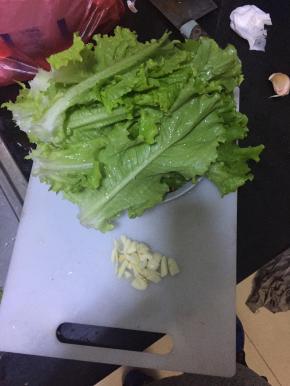 准备好所需原料和调料，生菜一片片叶子掰开，洗净后沥干水分
